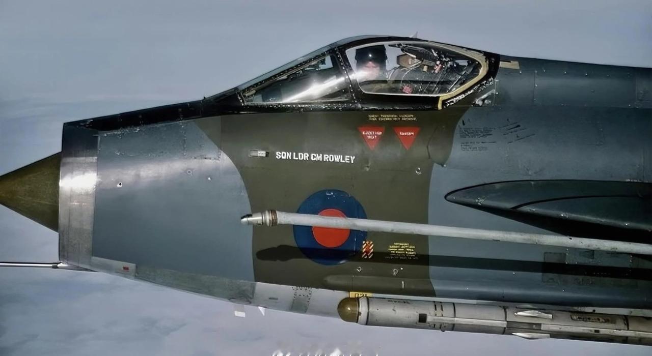 英国皇家空军“闪电”战斗机的特写照片，该战斗机装备了一枚霍克·西德利“红顶”空空