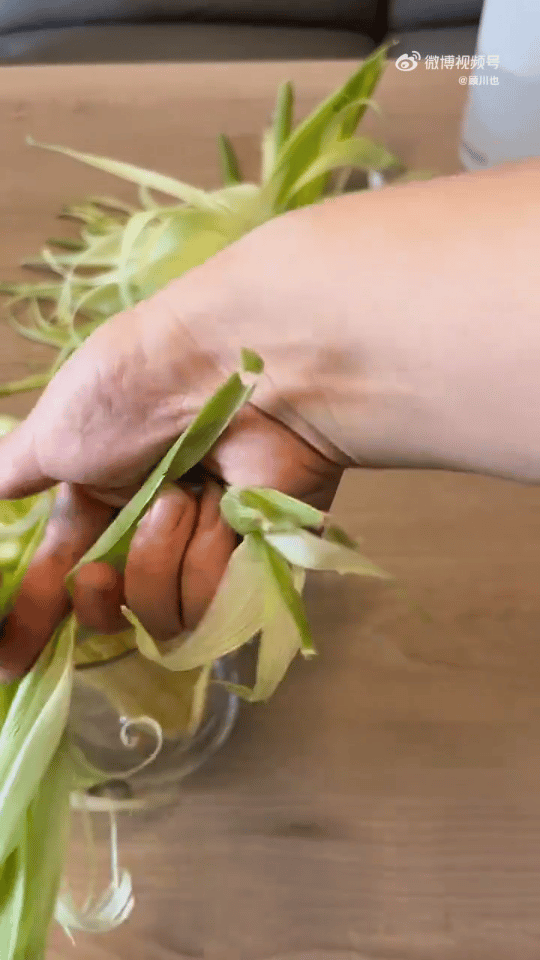 第一次见拿玉米做花的不得不承认，现在人脑洞就是大，其实这玉米做的🌸还挺好看的，
