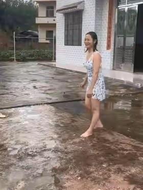 俺滴个神，一动不动太神奇了动图神图 天身体不舒服 天热不想跑了 天身体不舒服 天
