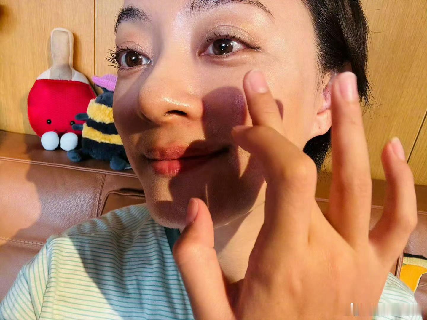 孙俪晒女儿化的妆无论外界怎么质疑，邓超孙俪一家四口真的很幸福很甜……非常喜欢看这