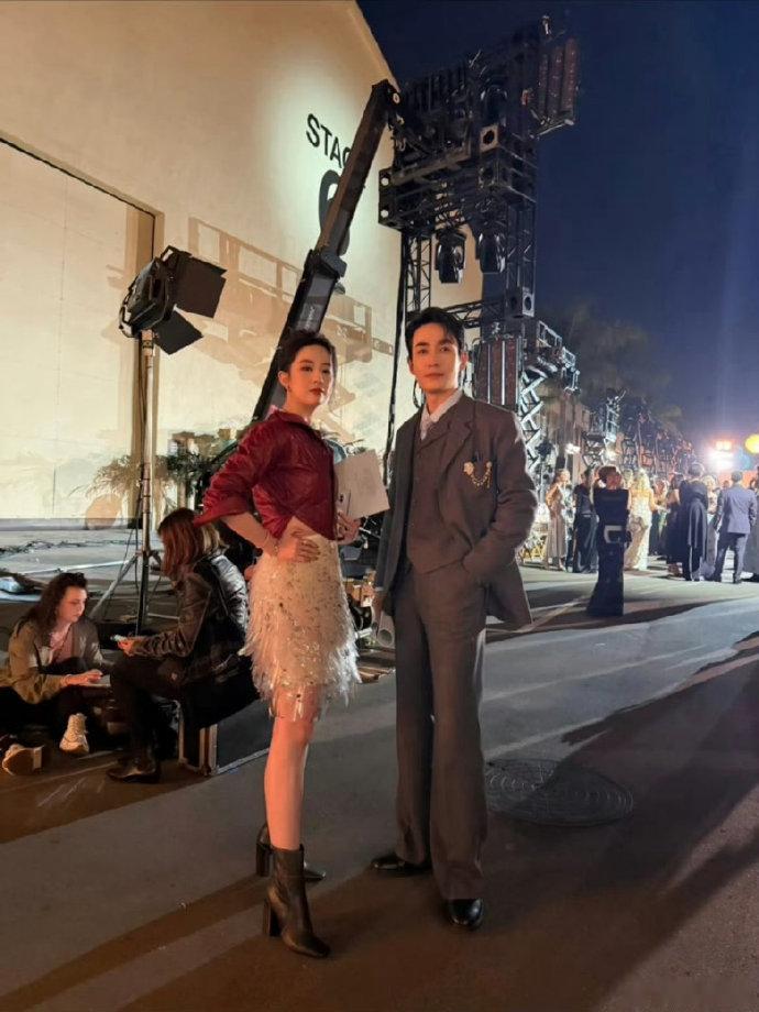 刘亦菲朱一龙秀场合影刘亦菲朱一龙秀场合照 刘亦菲朱一龙同框合照 ​​​