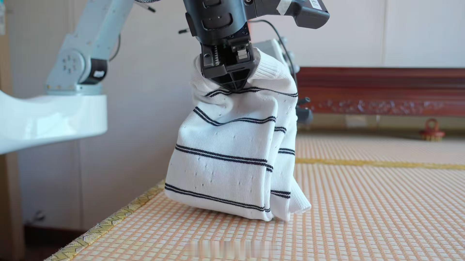 进家庭干活的机器人终于来了 恭喜阿姨喜提机器人搭子，以前是一个人战斗，现在是有人