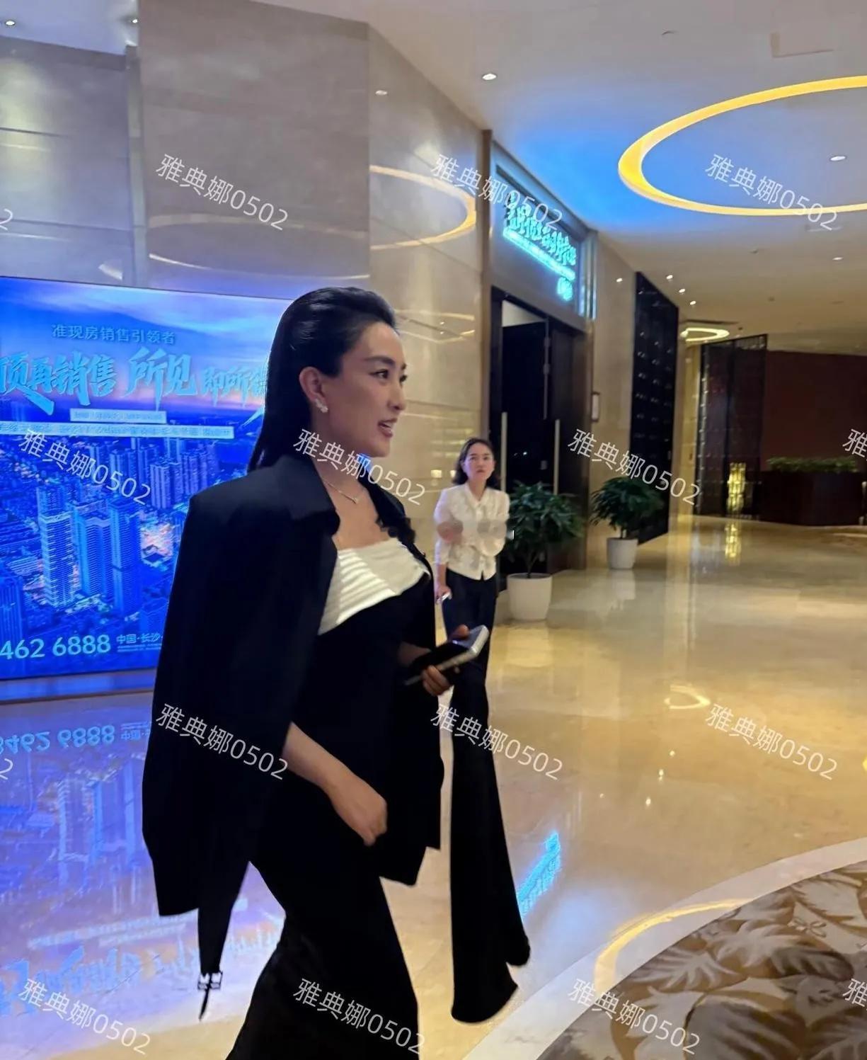一直以为马苏至少有一米六八以上，看着像巩俐那种大青衣，直到前阵子在长沙酒店大堂近