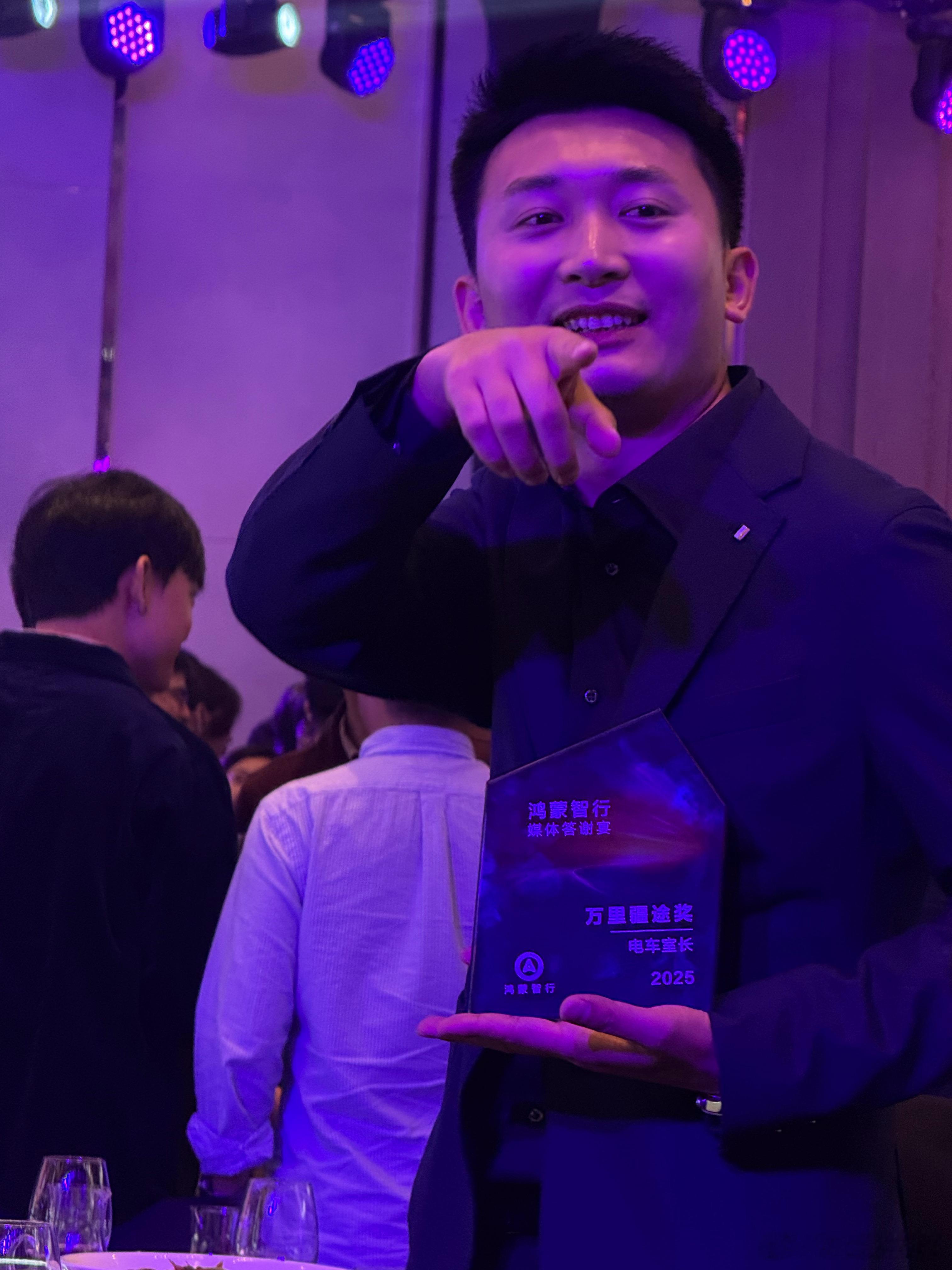 这货昨天抱着这个奖牌转了一晚上。