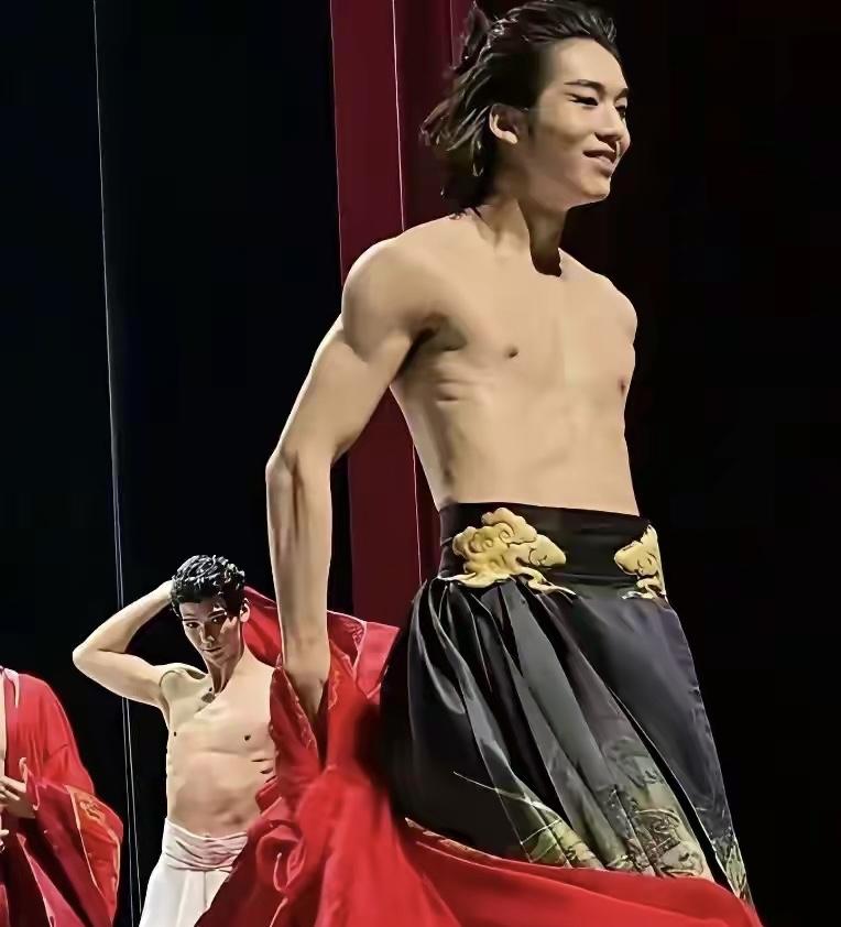 《叹春风》靠擦边来生存终于被叫停，大家拍手叫好！
核心是打着国风幌子搞低俗擦边、