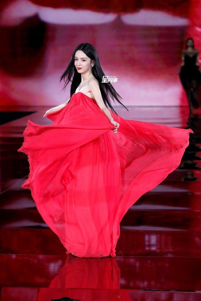 周也时装周首次走秀 谁懂啊！这次的T台首秀直接封神！明媚的气质配上强大的气场，完