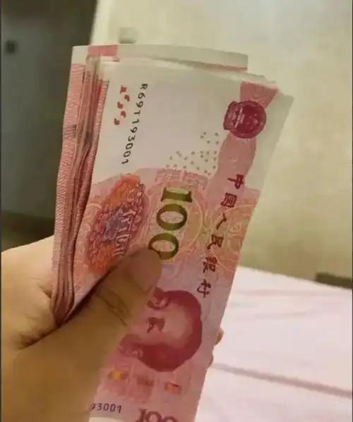 十多年前，也就是2012年，我借出去2000块钱。那时候，对方开口的时候一脸诚恳