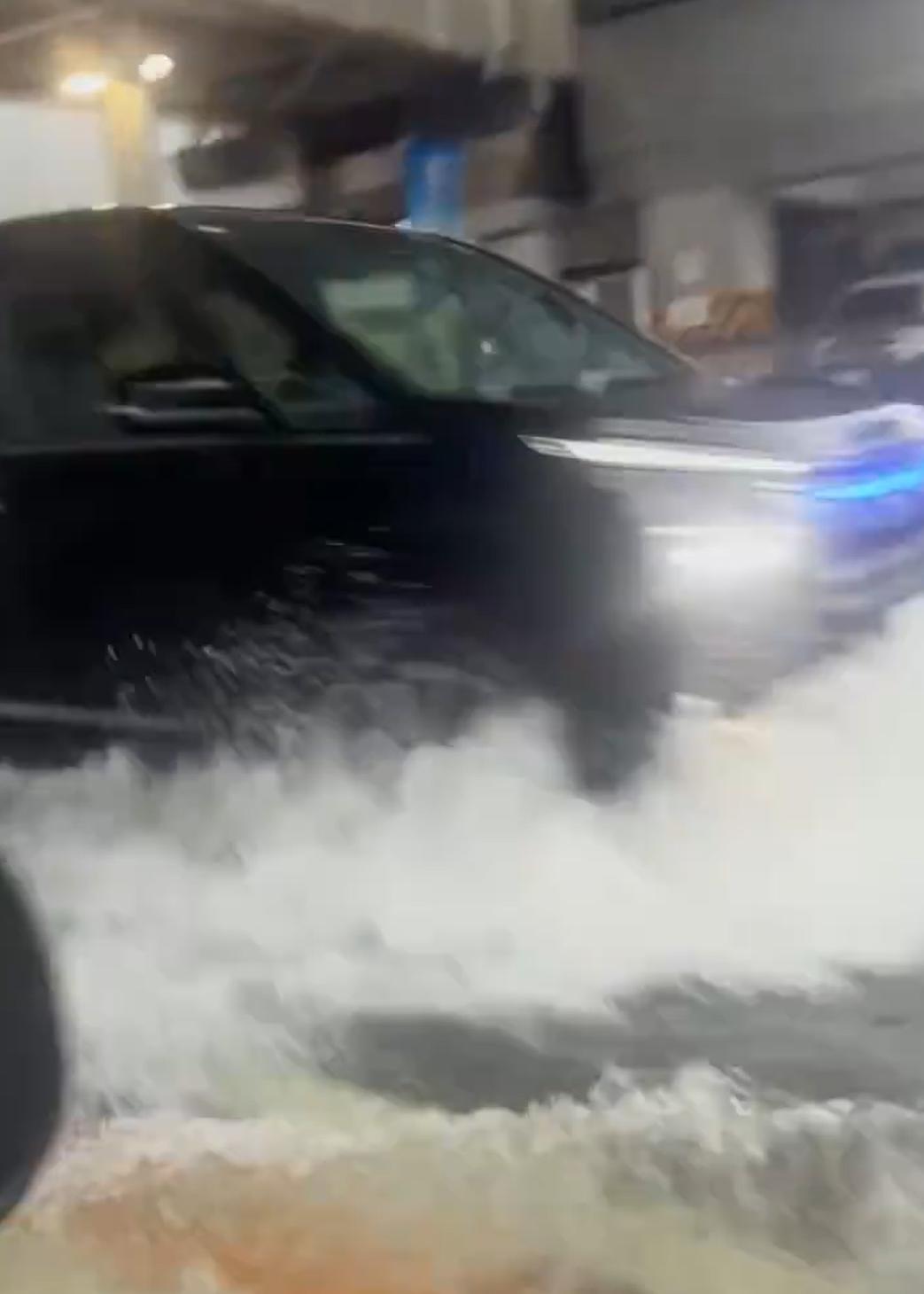 知道这是哪里吗？

一场大雨，就发生了内涝。街道都被积水淹了，目测至少有30厘米