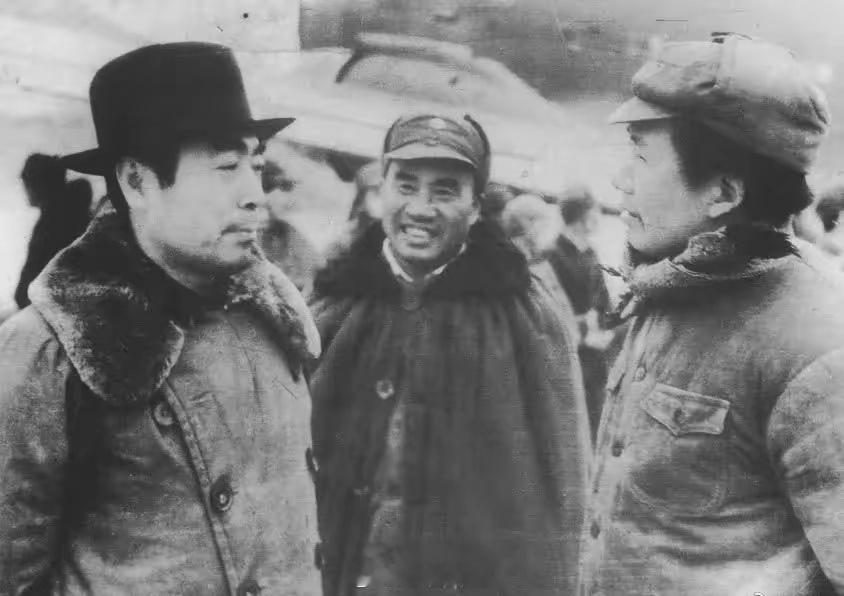 这张珍贵的老照片，是80年前的1945年11月11日，毛泽东、朱德赴延安机场迎接