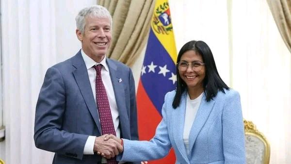 抢来的就是香！美能源部长访委亲吻石油瓶



2月12日，美国能源部长赖特和委内