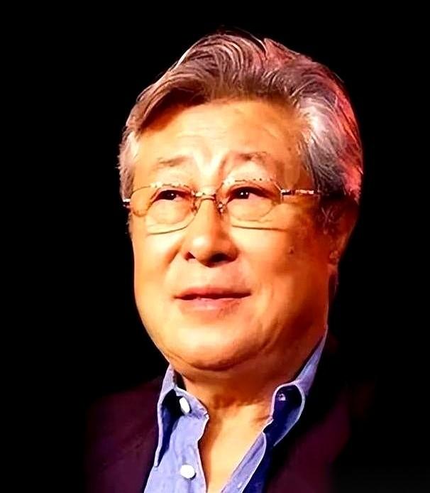 说个事儿，你品品。
1975年，领导拍着王心刚的肩膀说：小王啊，厂里要提拔你当副