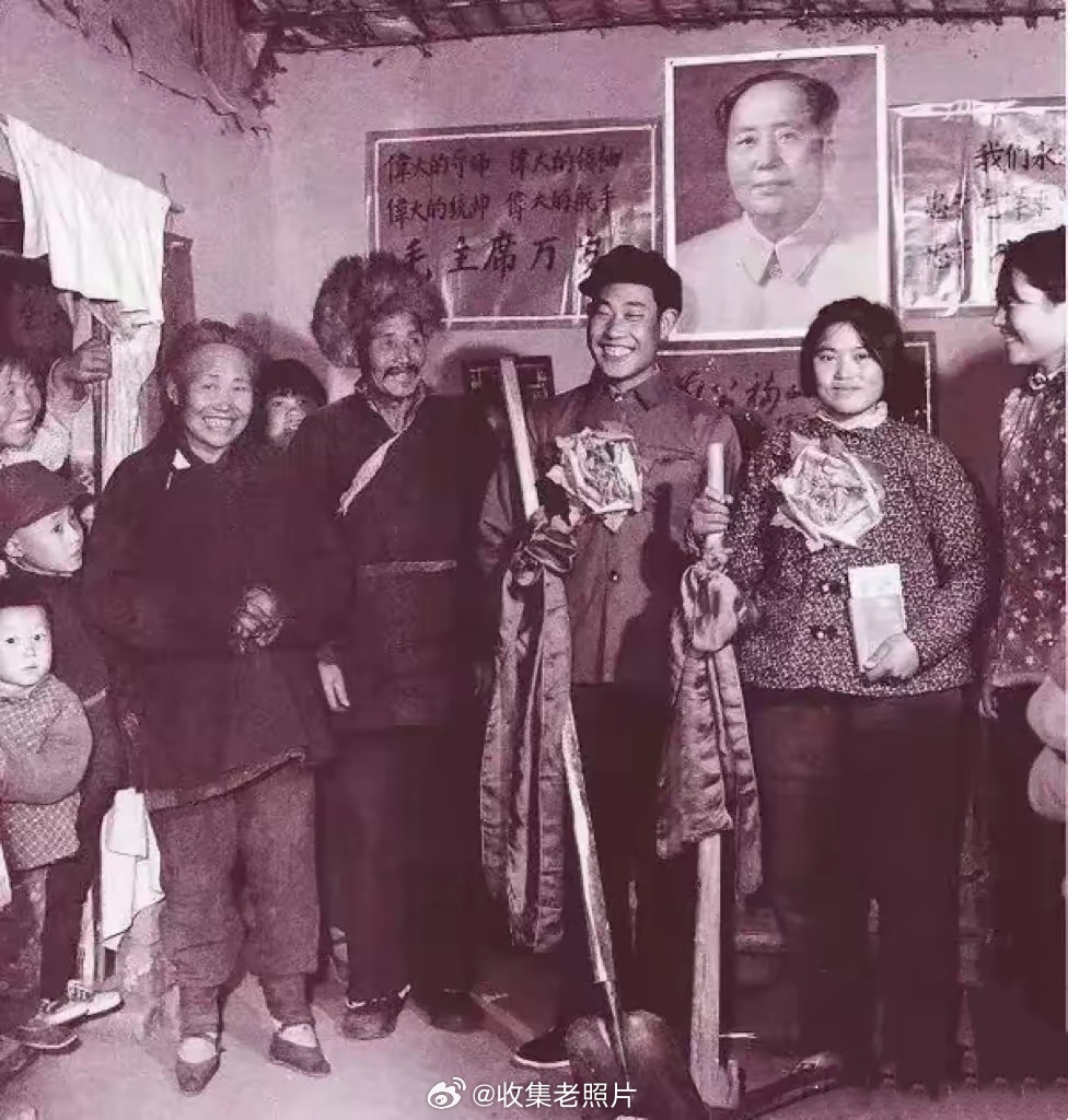 1964年，东北的结婚现场。彩礼是一把铁锹，而嫁妆是把锄头。这是最朴素、最纯粹的