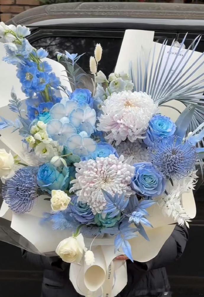 凤舞九天剧组给龚俊送花凤舞九天剧组给龚俊送应援色花 龚俊获《凤舞九天》剧组送花，