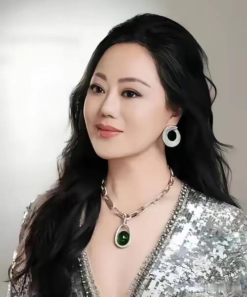 一位高校辅导员说：
"说句难听话，有些女大学生真是不要脸。每天都有豪车停在校门口