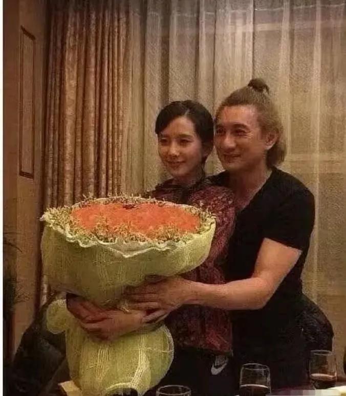这对夫妻什么都好，就是年龄差距有点大！而且，这个男人还是离过婚的，虽然没有孩子，