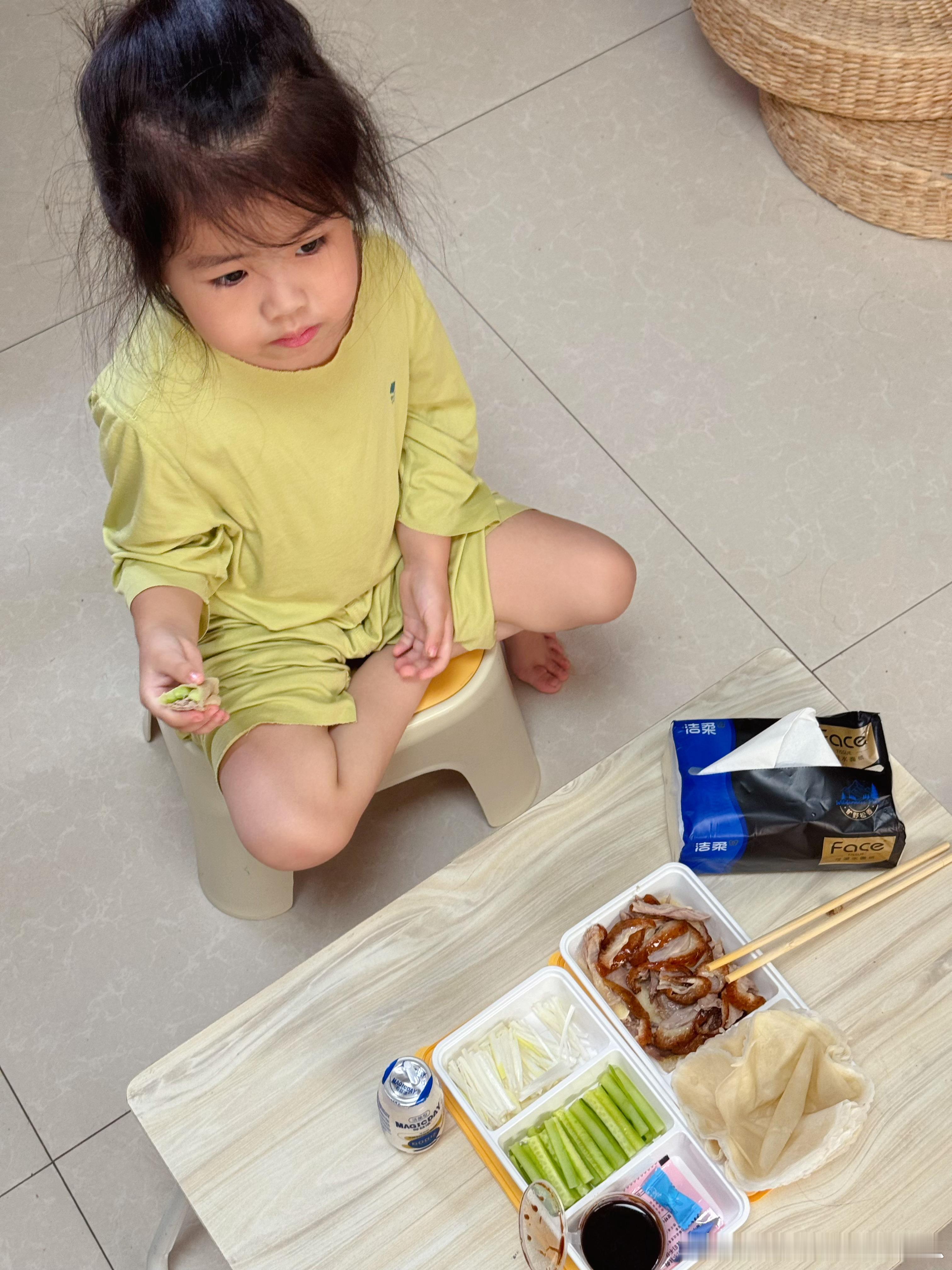 中午得知去奥莱了我一打听 大儿小福福没有一起去哈哈哈天气太热懒得出门那还是下次再