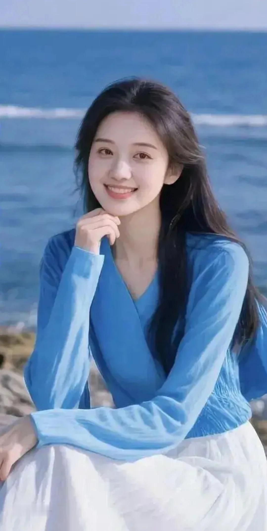 儿女争气有出息，
本硕连读都学医。
单身妈妈不容易，
学成归来心欢喜。