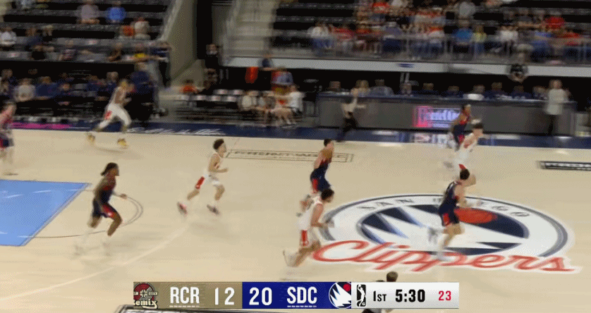 杨瀚森的防转换的钉板大帽，跑起来的速率还可以。 