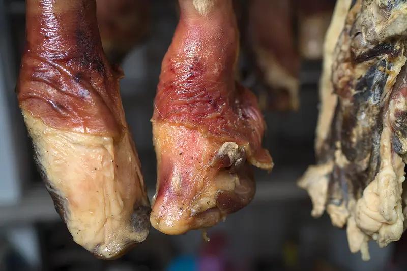 太痛心了！2月4日晚，成都蒲江10岁男童晓晨，就因为一块烟熏腊猪蹄卡住喉咙，最终