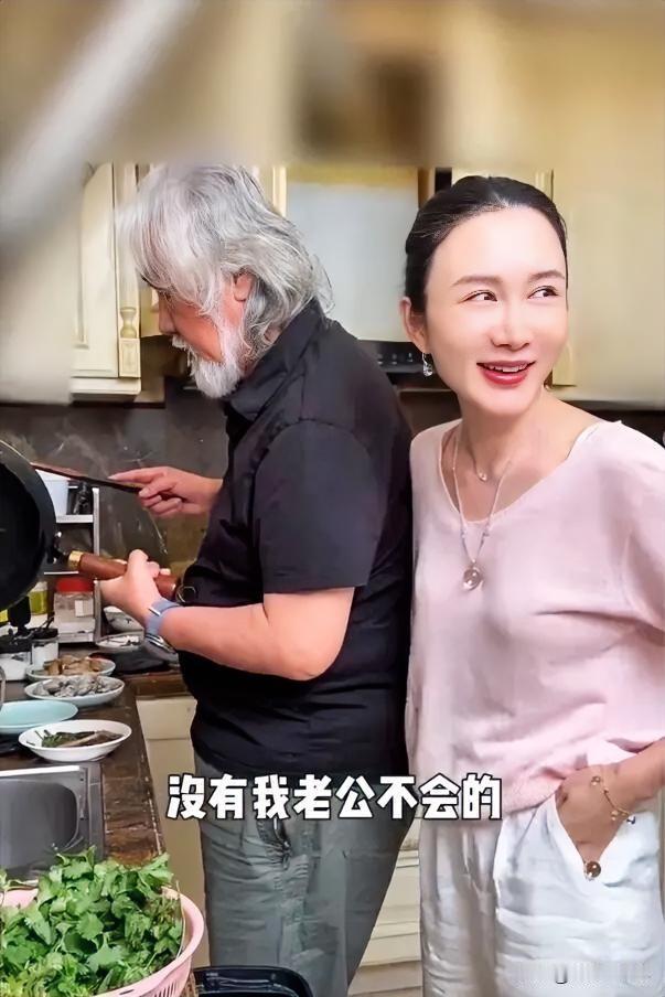 张纪中与老婆杜星霖两人夫妻恩爱，张纪中作为一个大牌导演还亲自为老婆下厨做饭！张纪