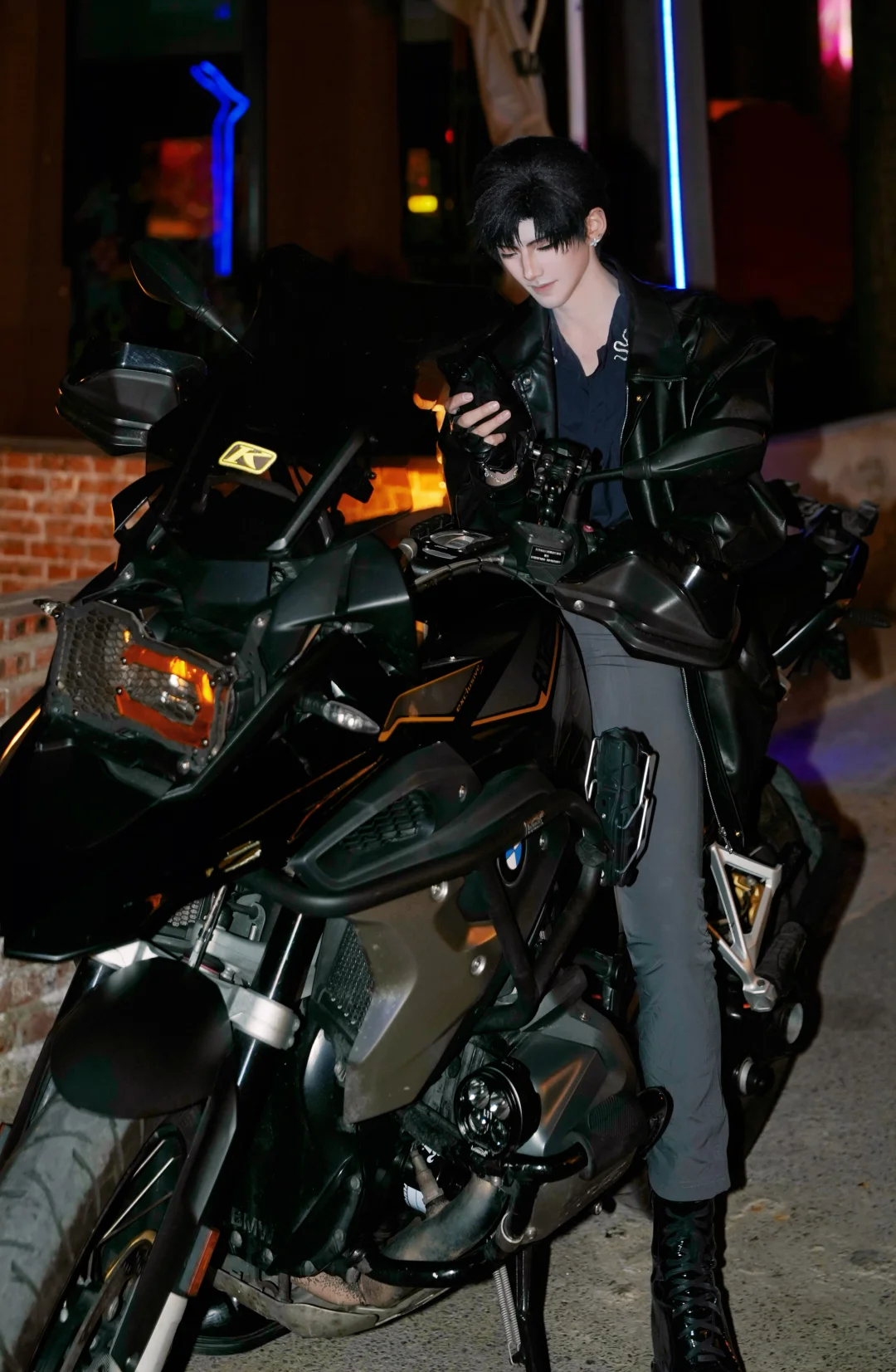 同事说公司楼下出现了一个机车男