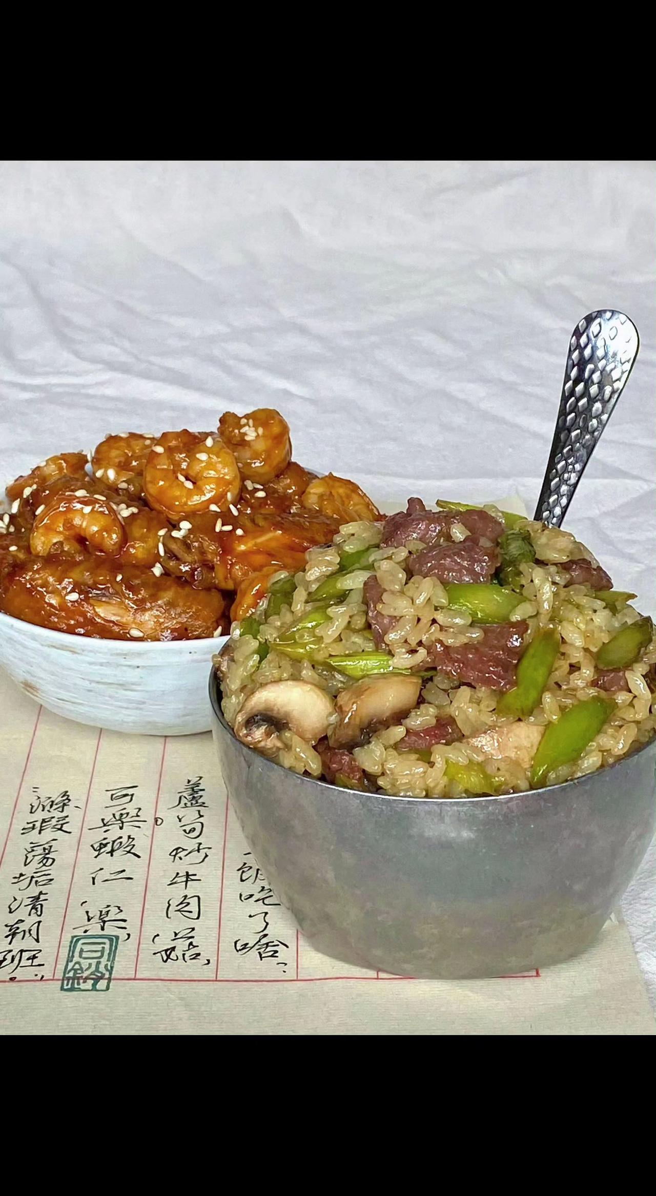 🍚镬气裹着烟火撞进瓷碗，酱汁在舌尖跳圆舞曲💃。旧笺上的字都馋得打卷，这口热乎