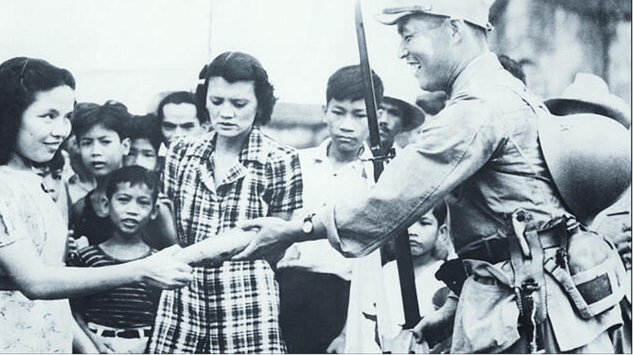 二战日寇占领菲律宾期间的“日菲友善”摆拍照！

熟悉的配方，却如坚持抗战的我们一