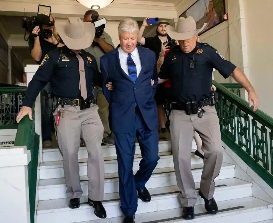 特朗普的精神顾问因性侵一名12岁女孩，仅在监狱服刑6个月后就被释放了。 