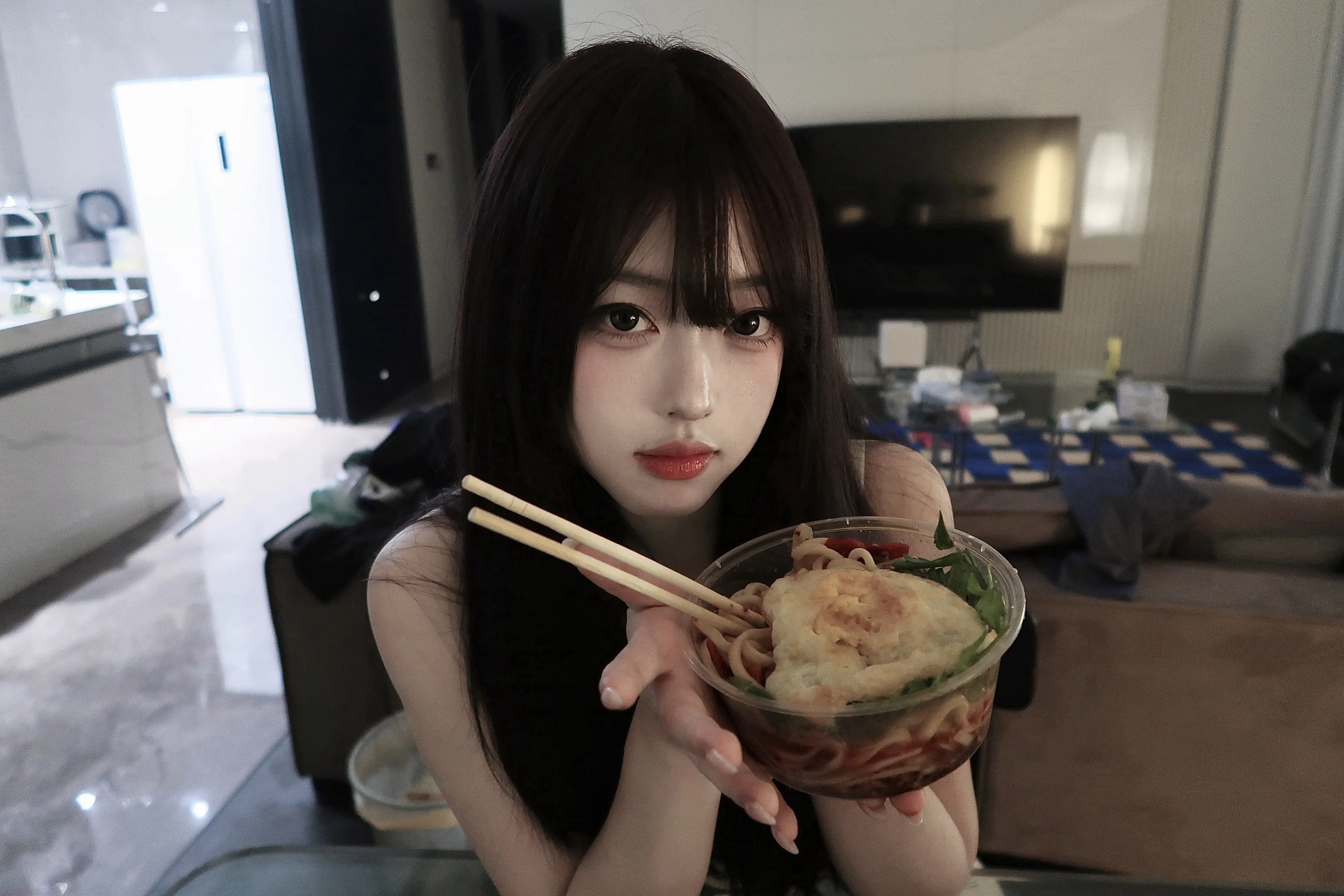 突然在相册翻到前女友照片 她好可爱 我好后悔