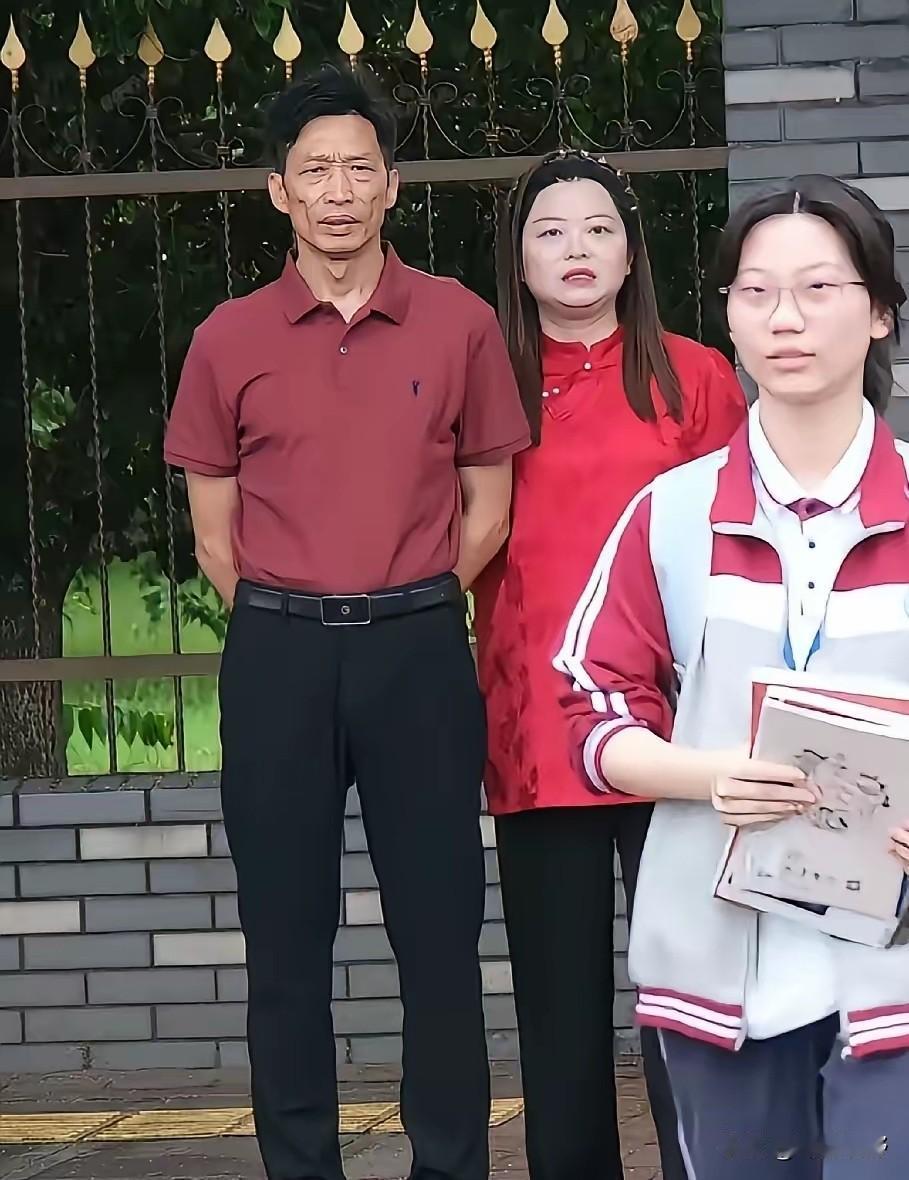原来这位送考家长真的大有来头！这对气质不凡的送考夫妇，尤其是考生爸爸格外引人注目