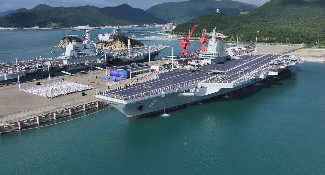 就这一张图片，舰艇的总吨位就接近20万吨了，由近及远分别是福建舰、山东舰，远处的