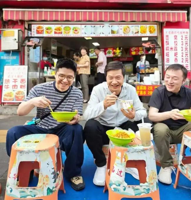 童言无忌，教授矫情。雷军武汉街头吃热干面，小孩一句“吃个早餐还要这么多人拍照？”