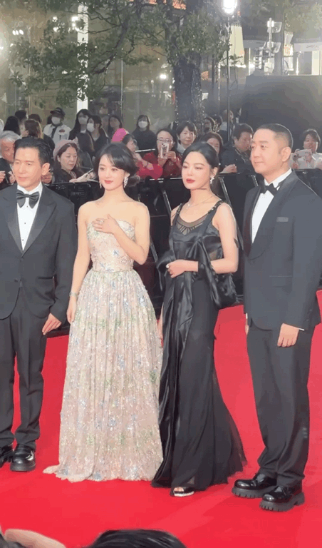 赵丽颖、辛芷蕾携手亮相东京电影节红毯#东京电影节开幕红毯# ​​​