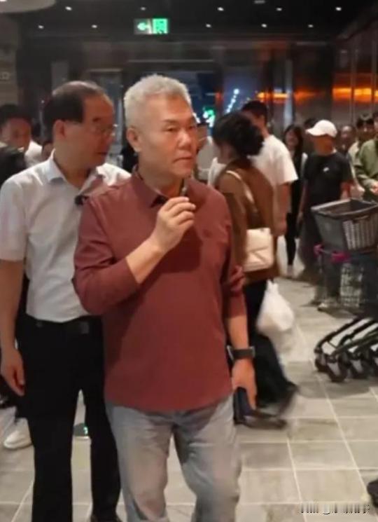 流量大网红“司马南”来到许昌胖东来直播，仅直播13分钟就被工作人员叫停。
 
1