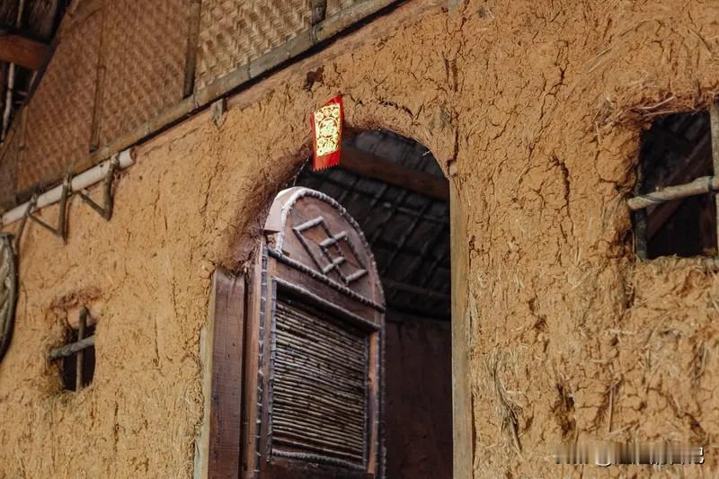 去茅楼，这个是我小时候的叫法，也是在小农村，小镇子东北黑龙江的统一叫法。