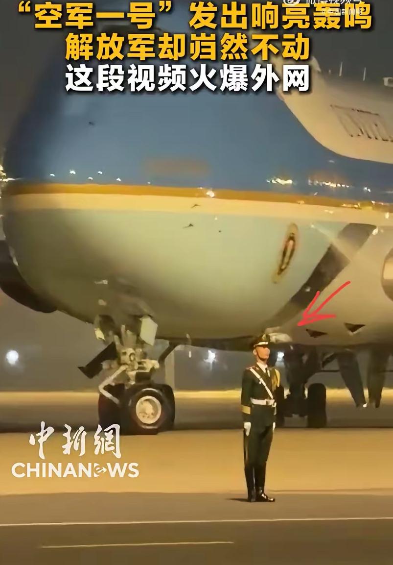 谁懂啊！中国兵哥哥这一幕直接惊艳全网，还硬生生火到了海外。

战机轰鸣迎面而来，