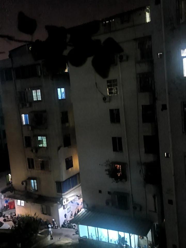 分享一张城市的夜晚的照片一线城市广州城中村华灯初上的夜晚！