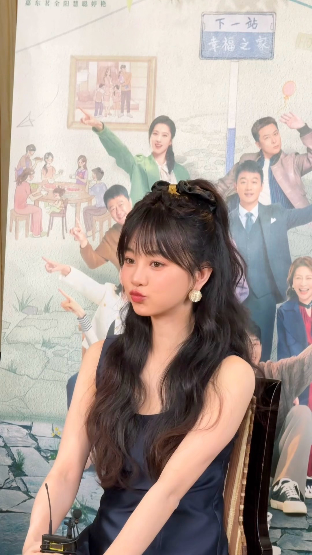 胡意旋幺妹儿，黑裙妆造的电影感少女。胡意旋