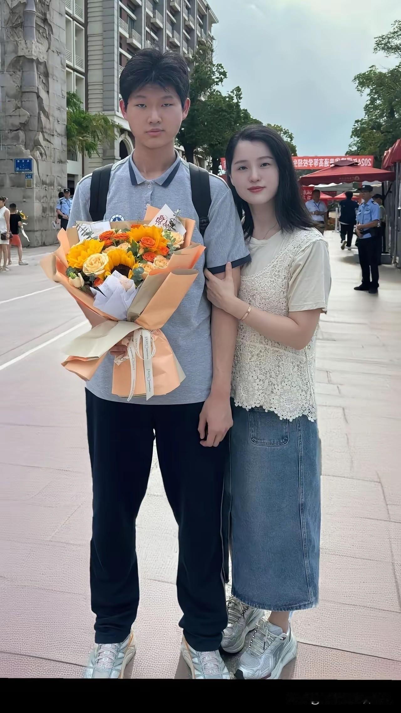 儿子都那么大了，妈妈的气质还那么好！[赞][赞][赞]