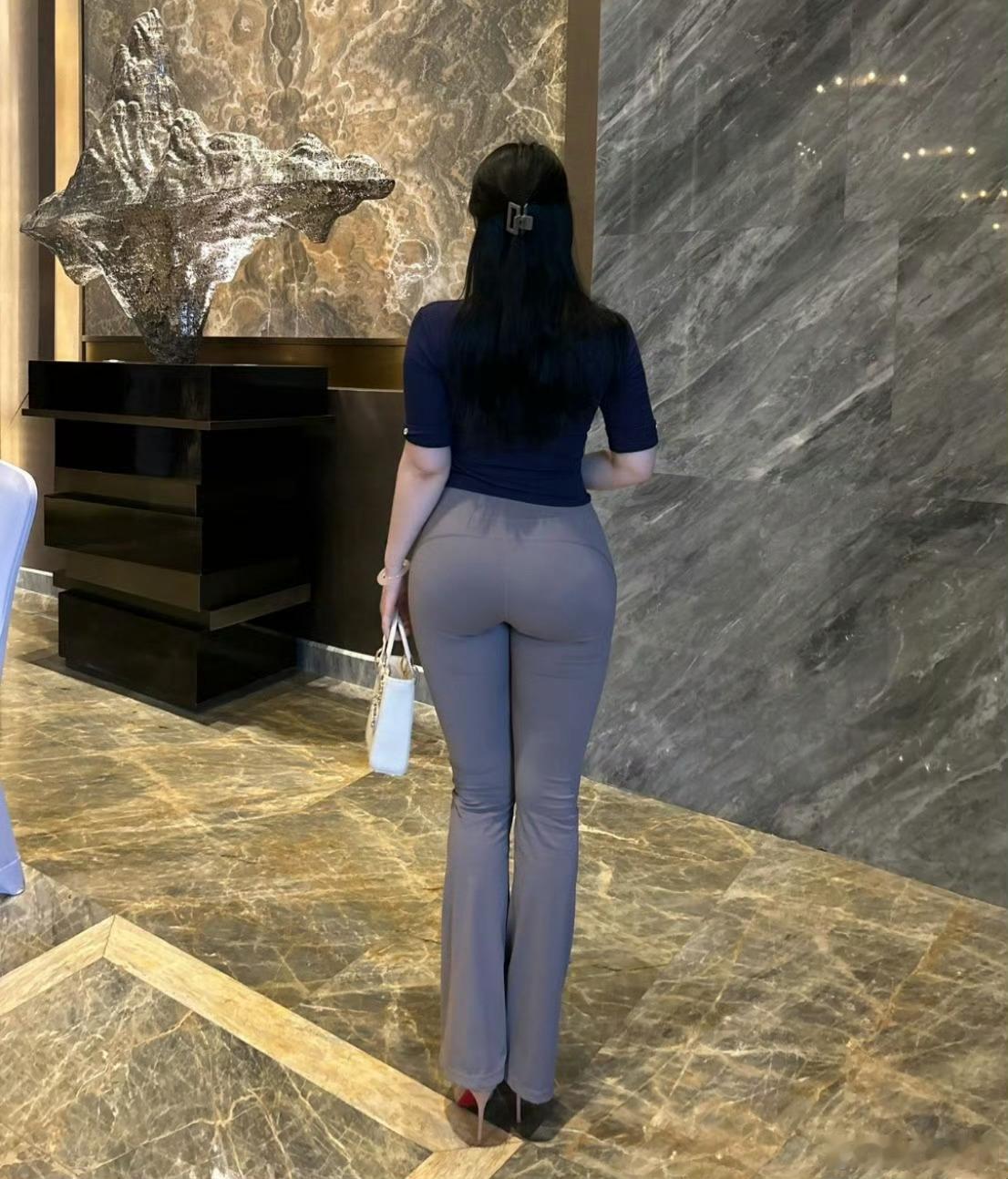 140斤的小姐姐，因为个子高168所以看起来也不是很显胖，反而气质更好。[鲜花]