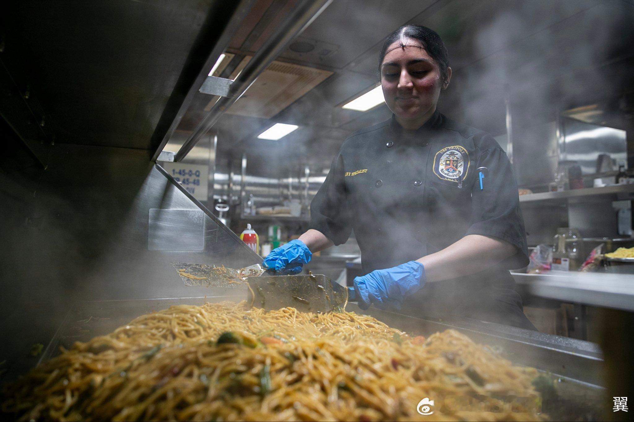 美伊以冲突 美国海军辟谣说“林肯”号航母和“的黎波里”号两栖攻击舰上的水兵并没有