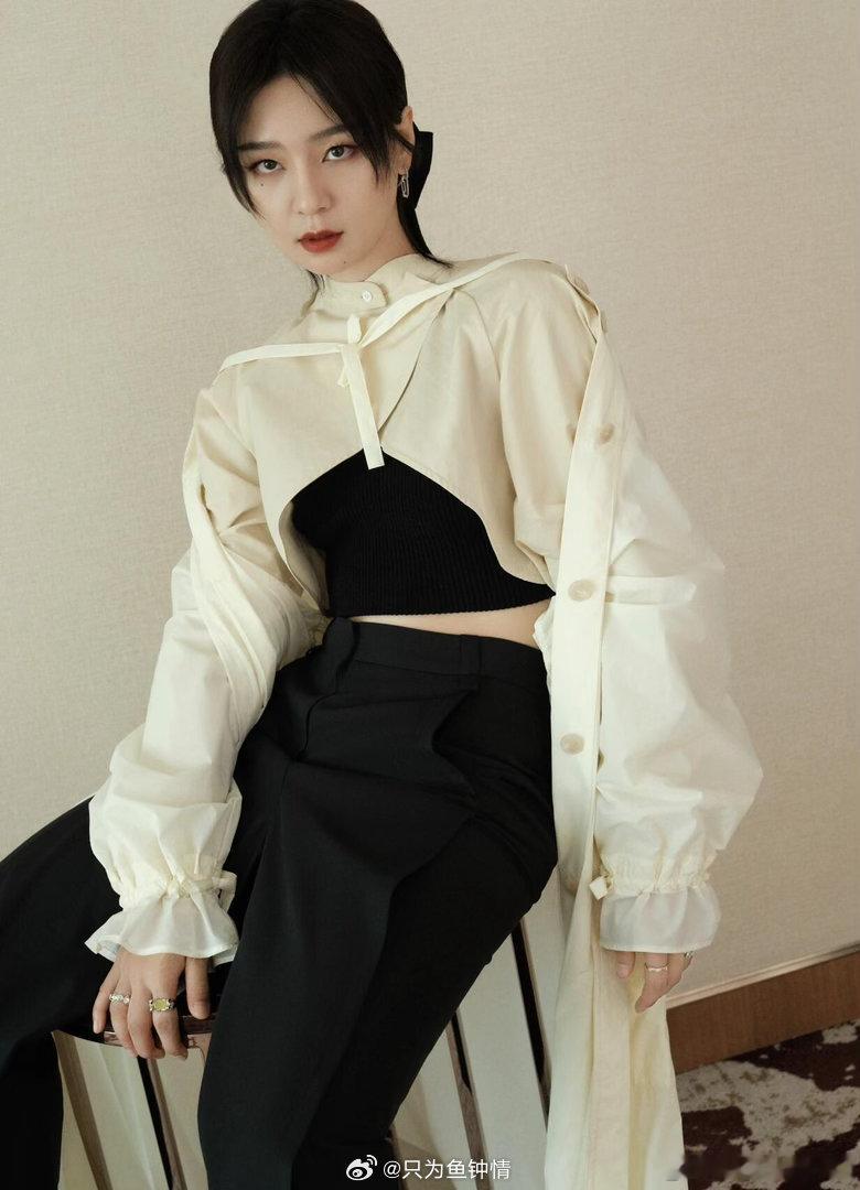 吴彤的克星来了 国乐无双发布会硬是被周笔畅整成了脱口秀现场。吴彤那又急又想笑的表