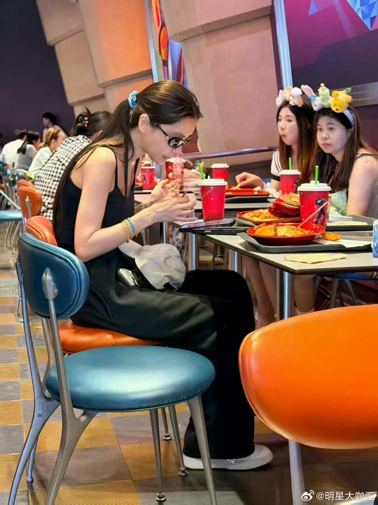 偶遇Angelababy小海绵在港迪吃饭公主带小王子回家了，怎么全世界都在偶遇女