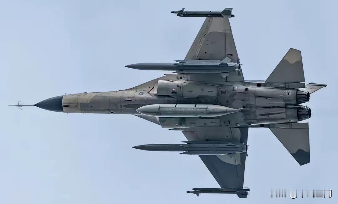 吓人！台湾试射雄风-3空射型反舰导弹，威慑大陆。
12月19日清晨，台湾从陆基雄