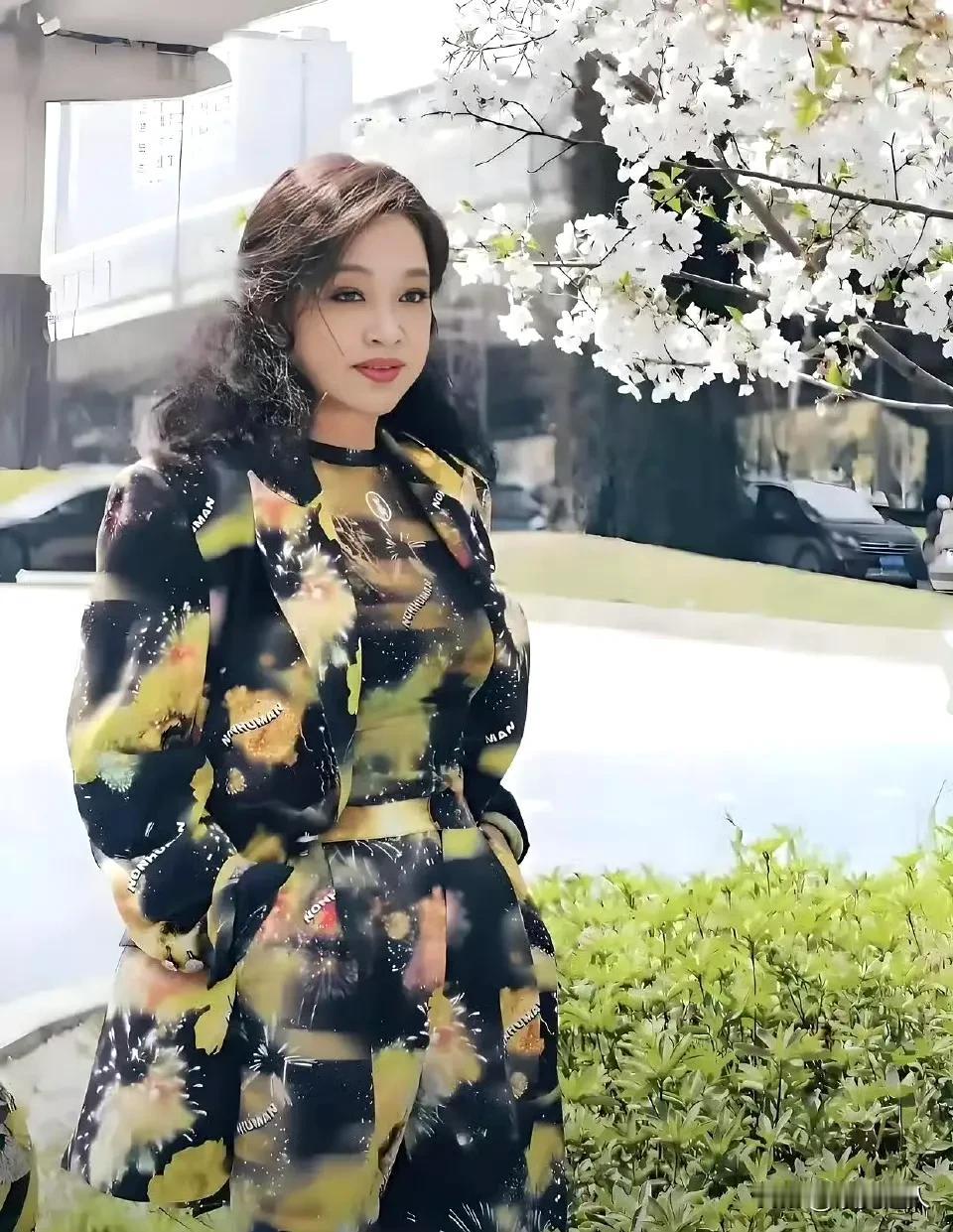 74岁的刘晓庆可太会了！新剪的短发一亮相，直接年轻得不像样，说她40岁都有人信！
