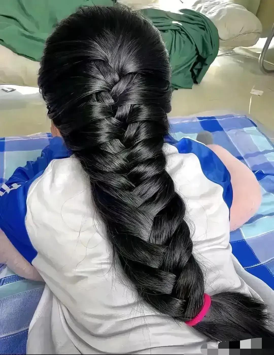 这发量这发质这发型这发色，太稀罕了！你稀罕不？
#妙笔生花创作挑战# 
 
#头