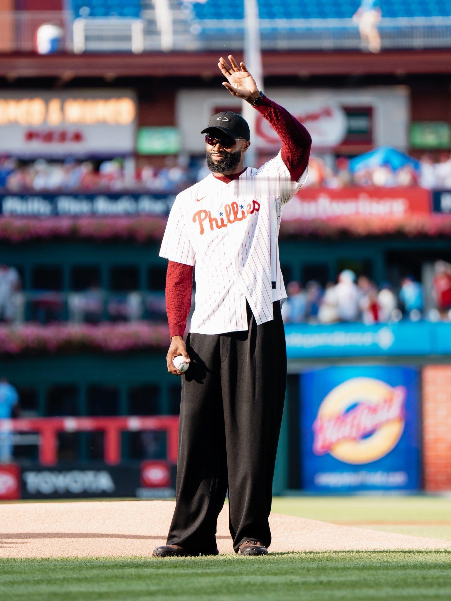 伊能静自曝不太想录妻旅杰伦-布朗降临MLB费城费城人队的主场，这身棒球服还挺好看
