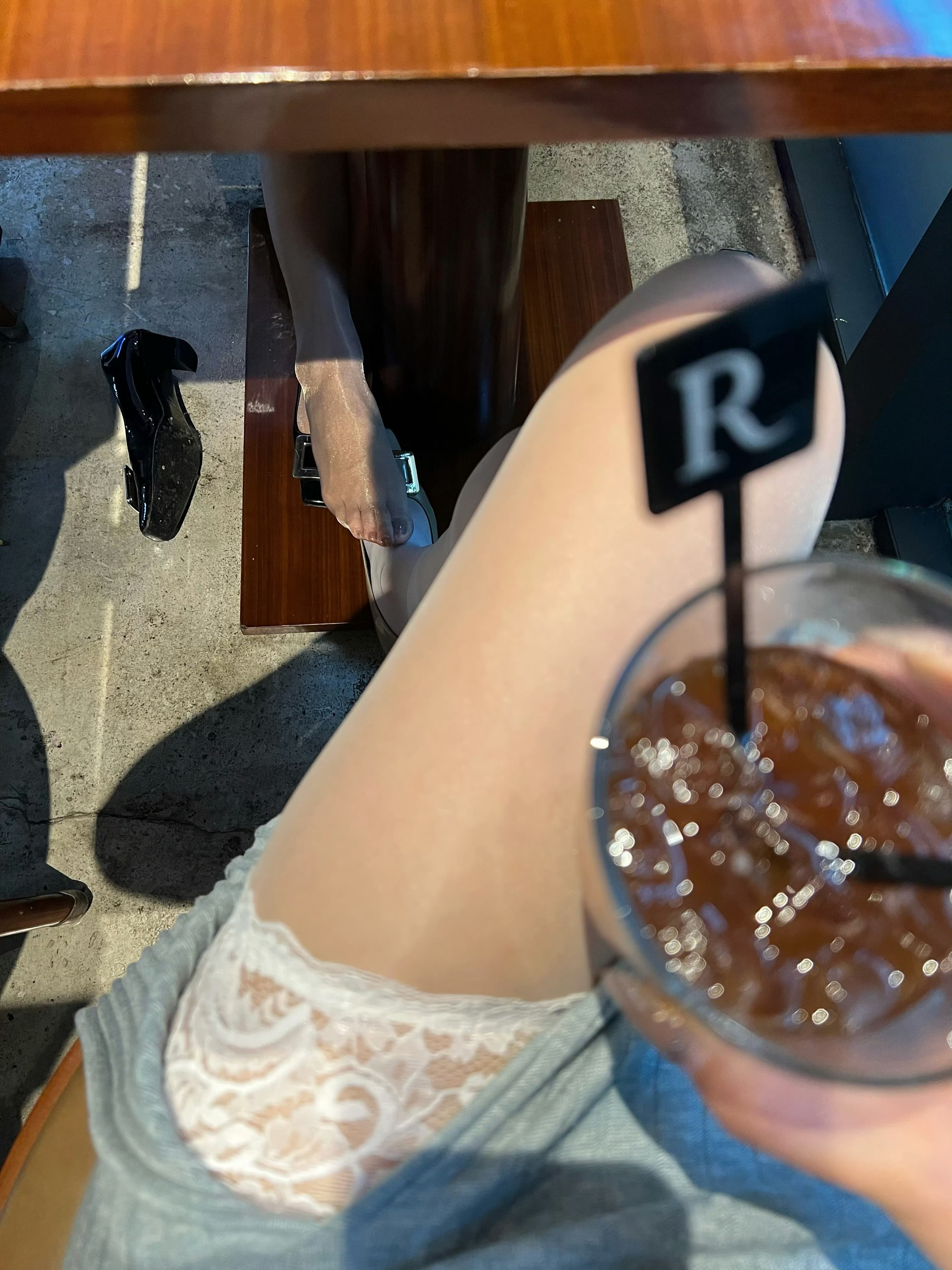 调皮闺蜜鞋掉了   