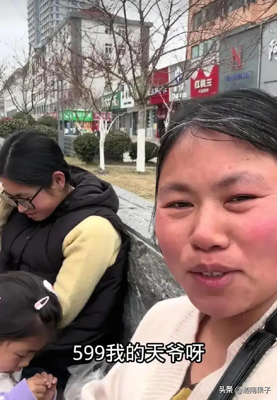 威海妈妈带女儿买鞋，599元价格纠结半小时，自己省吃俭用，却咬牙买下，一句“我的