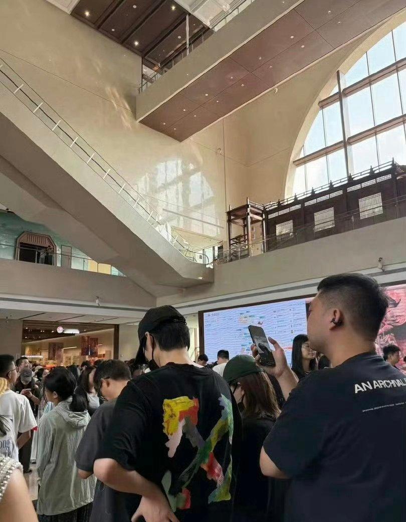 魏大勋在浙江省博物馆被偶遇，好帅好高啊，站在人群里好显眼 